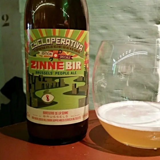 Une bouteille de Zinnebir, édition spéciale Cycloperativa, et un verre de bière